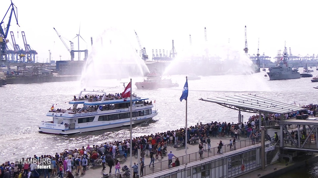 Die Einlaufparade beim Hamburger Hafengeburtstag 2024.