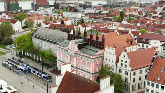 Blick auf das historische Rathaus auf dem Neuen Markt in Rostock. © Screenshot 