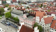Blick auf das historische Rathaus auf dem Neuen Markt in Rostock. © Screenshot 