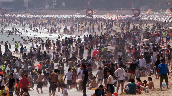 Ein völlig von Menschen überlaufener Strand. (extra 3 vom 09.05.2024 im Ersten) © NDR 