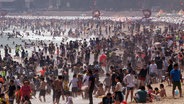 Ein völlig von Menschen überlaufener Strand. (extra 3 vom 09.05.2024 im Ersten) © NDR 