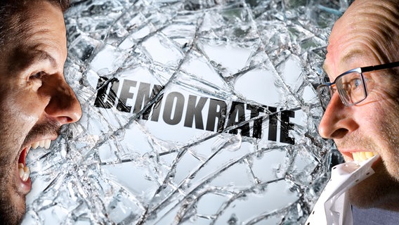 Zwei sich streitende Menschen mit einem zerbrochenen "Demokratie"-Schriftzug. (extra 3 vom 09.05.2024 im Ersten) © NDR 