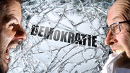 Zwei sich streitende Menschen mit einem zerbrochenen "Demokratie"-Schriftzug. (extra 3 vom 09.05.2024 im Ersten) © NDR 