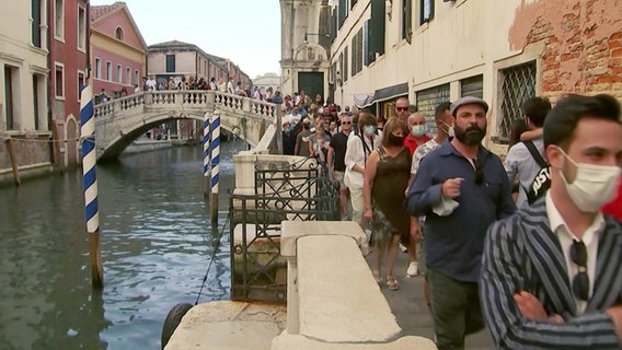 Besucherschlangen in Venedig. (extra 3 vom 09.05.2024 im Ersten) © NDR 