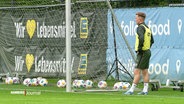FC St. Pauli-Stürmer Johannes Eggestein steht beim Trainning neben einem Fußballtor. © Screenshot 