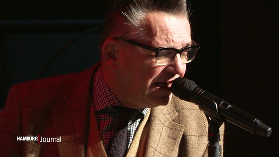 Musiker Götz Alsmann singt in ein Mikrofon. © Screenshot 