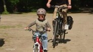 Ein Kleinkind fährt auf einem Fahrrad. © Screenshot 