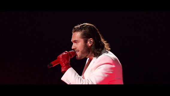 Benjamin Ingrosso singt als Pausen-Act beim ersten ESC-Halbfinale 2024 in Malmö. © Screenshot 