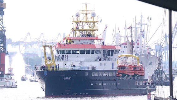 Das Forschungsschiff "Atair" bei der Einlaufparade des Hafengeburtstags. © Screenshot 