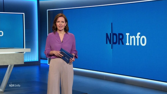 Romy Hiller moderiert NDR Info. © Screenshot 