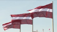 Lettosche Flaggen wehen im Wind. © Screenshot 