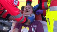 Eine Person bekommt von Rettungskräften eine Halskrause angelegt. © Screenshot 