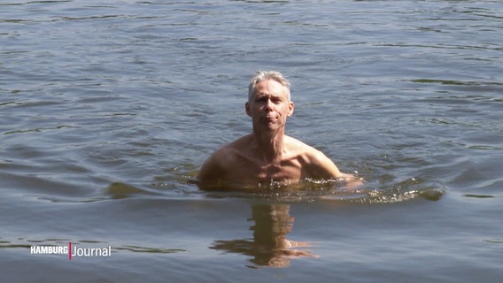 Der Moderator Stephan Heller im Wasser. © Screenshot 