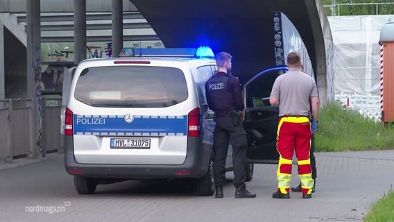 Polizisten stehen in der Unterführung der S-Bahnstation Lütten Klein. © Screenshot 