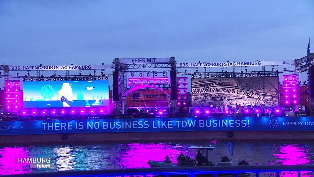 Die schwimmmende Bühne beim Hamburger Hafengeburtstag.  