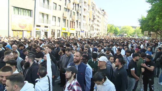 Am 11.05.2024 demonstieren in Hamburg-St. Georg Teilnehmende des Netzwerks "Muslim Interaktiv. © Screenshot 