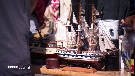 Schiffsmodelle werden auf dem Flohmarkt am alten Fischmarkt angeboten. © Screenshot 