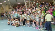 Die jubelnden Spielerinnen vom Grün-Weiß Schwerin. © Screenshot 