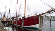 Ein historisches Segelschiff liegt im Hafen Flensburgs. © Screenshot 