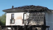 Ein vom Brand beschädigtes Haus. © Screenshot 