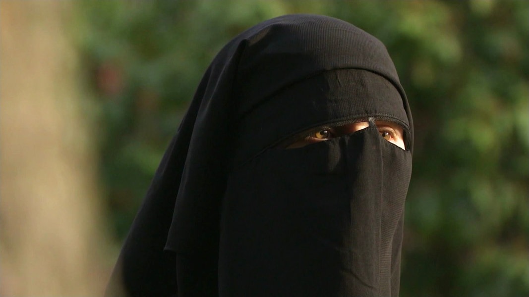Eine Frau trägt einen Niqab.
