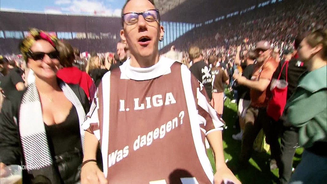 St. Pauli Fans feiern den Aufstieg ihres Vereins.