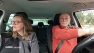 Ein älterer Mann am Lenkrad, neben ihm eine Fahrlehrerin. © Screenshot 
