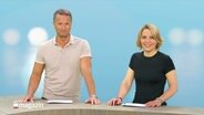 Die Moderator:innen Gerrit Derkowski und Marie-Luise Bram im Studio. © Screenshot 