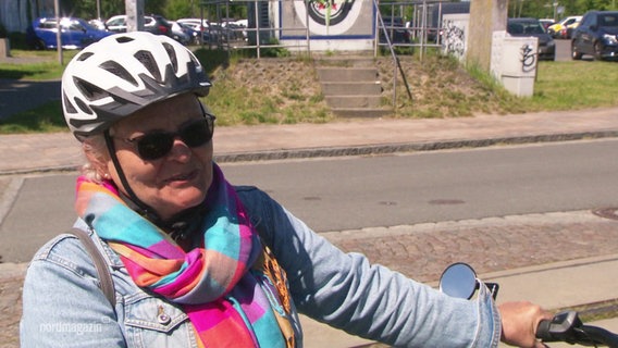 Eine Radfahrerin mit Sonnenbrille lächelt in die Kamera. © Screenshot 