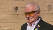 Ein Herr mit grauem Schnurrbart und sportlicher Sonnenbrille. © Screenshot 