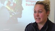 Eine Polizistin klärt eine Schulklasse über Drogensucht auf. © Screenshot 