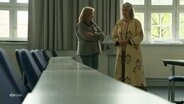 Zwei Lehrende der Universität Lüneburg im Gespräch in einem Hörsaal. © Screenshot 