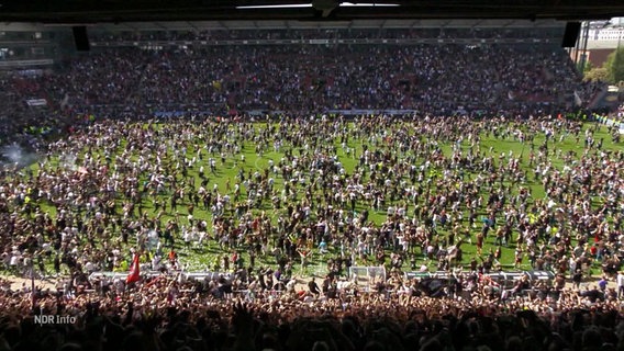 Jubelnde St.Pauli-Fans stürmen das Stadion, Luftaufnahme. © Screenshot 