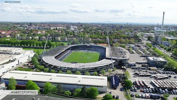 Eine Drohnenaufnahme aus der Luft, die das Stadion von Eintracht-Braunschweig und die Umgebung zeigt. © Screenshot 