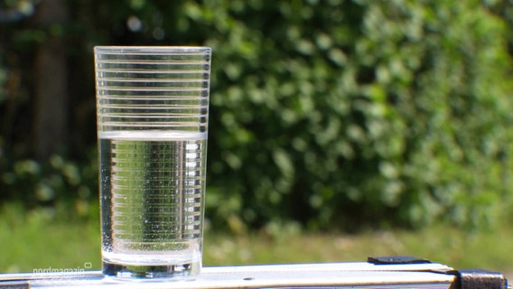 Ein Glas Trinkwasser steht auf einem Tisch. © Screenshot 