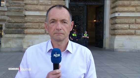 Reporter Peter Kleffmann berichtet aus dem Rathaus. © Screenshot 