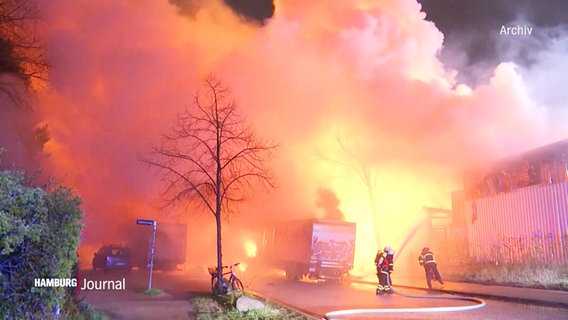Die Feuerwehr im Einsatz bei einem Großbrand. © Screenshot 