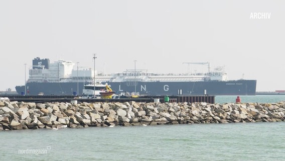 Ein Schiff mit LNG Aufschrift fährt nah an der Küste vorbei. © Screenshot 