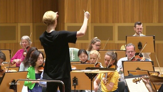 Joanna Mallwitz dirigiert ein Orchester. © Screenshot 