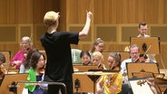 Joanna Mallwitz dirigiert ein Orchester. © Screenshot 