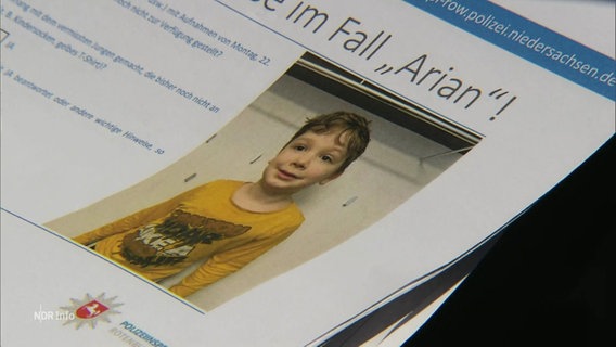 Ein Suchplaket mit einem Foto des vermissten Jungen. © Screenshot 