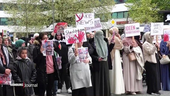 Teilnehmerinnen der islamistischen Demonstration. © Screenshot 