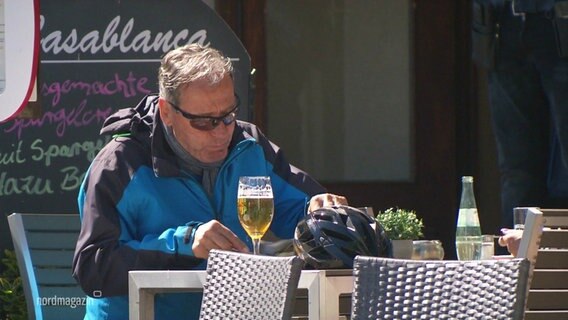 Ein Mann sitzt in einem Restaurant. © Screenshot 