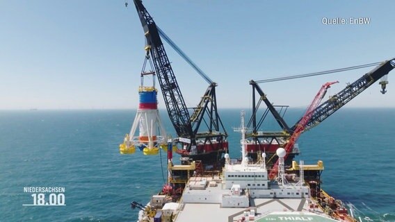 Baukräne an der Baustelle für einen Offshore Windpark © Screenshot 