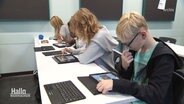 Schülerinnen und Schüler arbeiten mit iPads im Klassenzimmer. © Screenshot 
