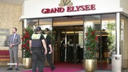 Das Hotel "Grand Elysee" der Familie Block wird von der Polizei durchsucht. © Screenshot 