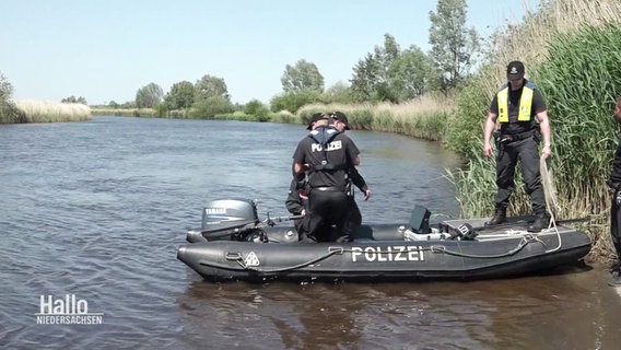 Polizeibeamte auf einem polizei-Schlauchboot. © Screenshot 