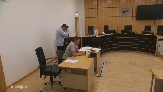 Der Angeklagte sitzt im Gerichtssaal. © Screenshot 