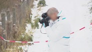 Miarbeiter der Spurensicherung macht Fotos am Tatort. © Screenshot 
