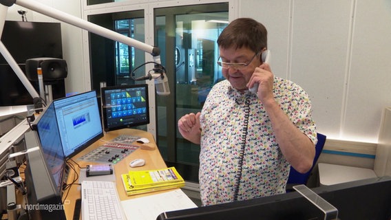 Leif Tennemann am Telefon bei einer Aufnahme © Screenshot 